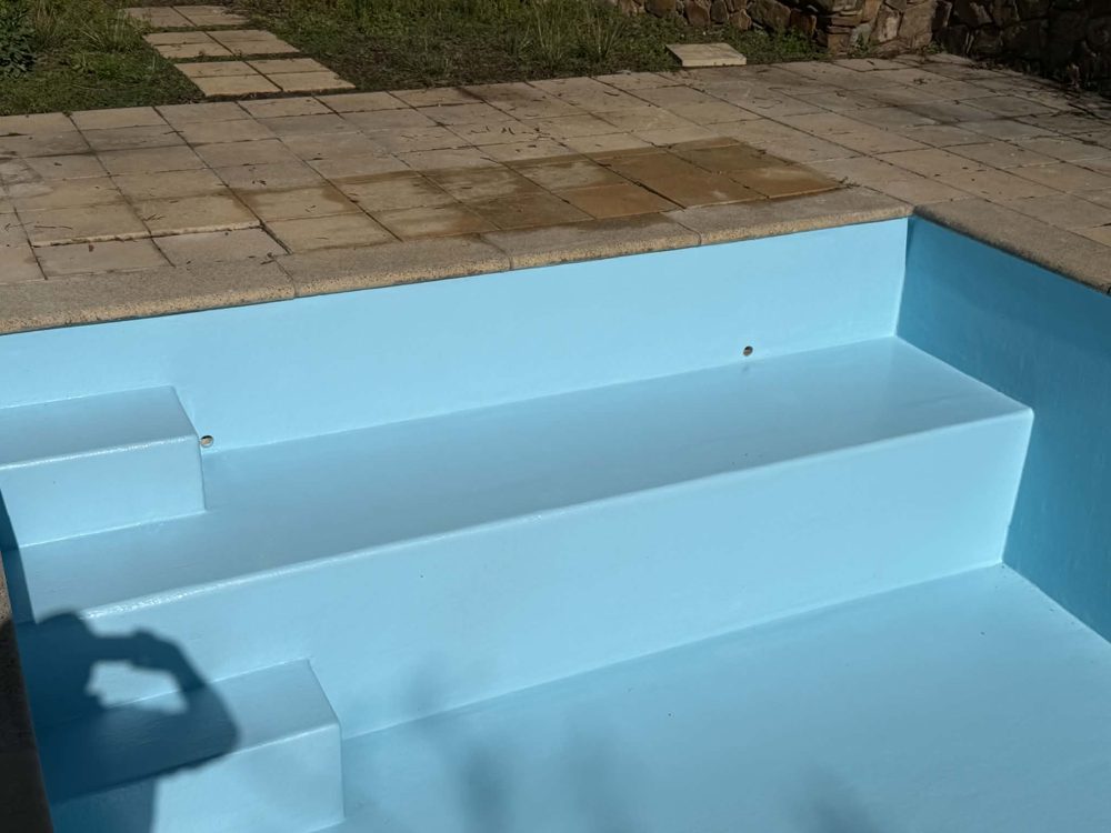 Steps and ledge of a concrete pool after fibreglass resurfacing